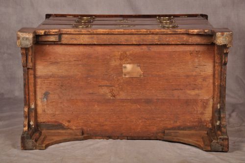 FINE EARLY 18TH CENTURY WALNUT BUREAU - ADDITIONAL PHOTO 20