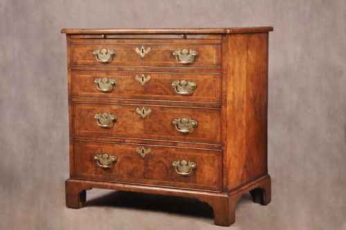 SMALL 18TH CENTURY WALNUT CHEST OF DRAWERS - ADDITIONAL PHOTO 2