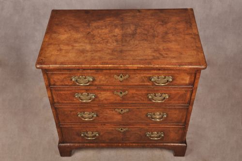 SMALL 18TH CENTURY WALNUT CHEST OF DRAWERS - ADDITIONAL PHOTO 3