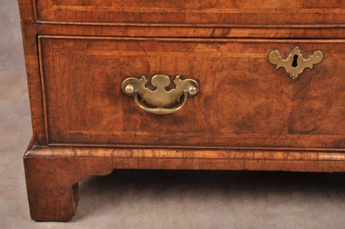 SMALL 18TH CENTURY WALNUT CHEST OF DRAWERS - ADDITIONAL PHOTO 5