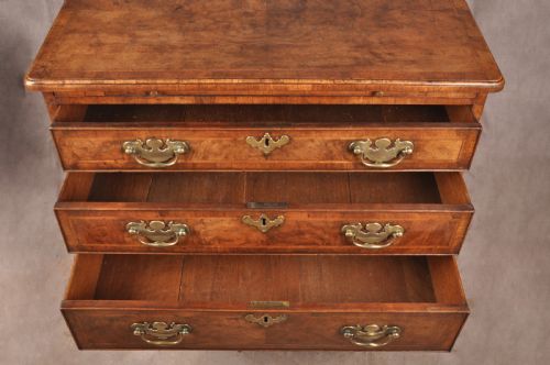 SMALL 18TH CENTURY WALNUT CHEST OF DRAWERS - ADDITIONAL PHOTO 8