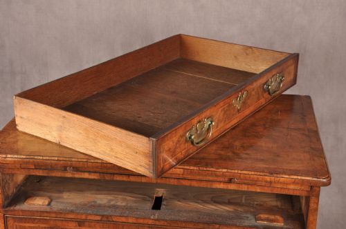 SMALL 18TH CENTURY WALNUT CHEST OF DRAWERS - ADDITIONAL PHOTO 9