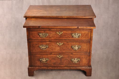 SMALL 18TH CENTURY WALNUT CHEST OF DRAWERS - ADDITIONAL PHOTO 10