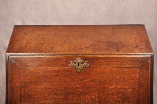 A FINE EARLY 18TH CENTURY OAK BUREAU OF SMALL PROPORTIONS - ADDITIONAL PHOTO 2