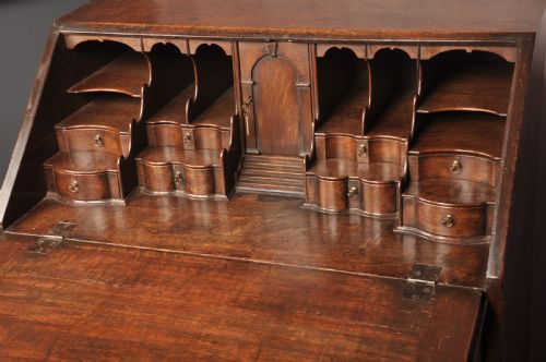 A FINE EARLY 18TH CENTURY OAK BUREAU OF SMALL PROPORTIONS - ADDITIONAL PHOTO 3