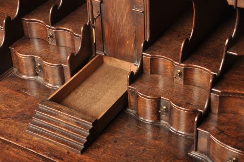 A FINE EARLY 18TH CENTURY OAK BUREAU OF SMALL PROPORTIONS - ADDITIONAL PHOTO 4