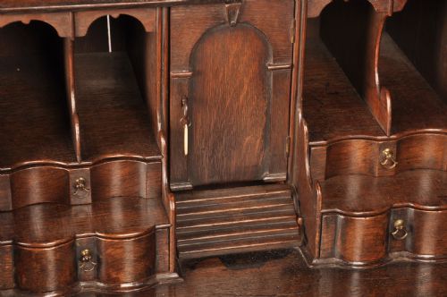 A FINE EARLY 18TH CENTURY OAK BUREAU OF SMALL PROPORTIONS - ADDITIONAL PHOTO 7