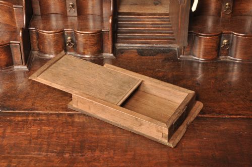 A FINE EARLY 18TH CENTURY OAK BUREAU OF SMALL PROPORTIONS - ADDITIONAL PHOTO 8
