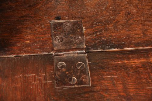 A FINE EARLY 18TH CENTURY OAK BUREAU OF SMALL PROPORTIONS - ADDITIONAL PHOTO 11