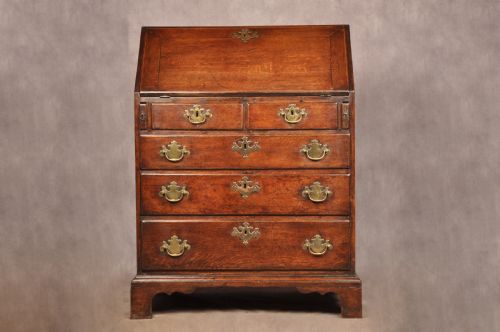 A FINE EARLY 18TH CENTURY OAK BUREAU OF SMALL PROPORTIONS - ADDITIONAL PHOTO 13