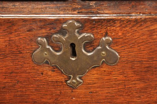 A FINE EARLY 18TH CENTURY OAK BUREAU OF SMALL PROPORTIONS - ADDITIONAL PHOTO 15