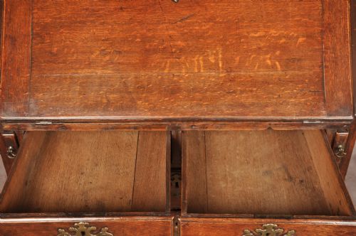A FINE EARLY 18TH CENTURY OAK BUREAU OF SMALL PROPORTIONS - ADDITIONAL PHOTO 19