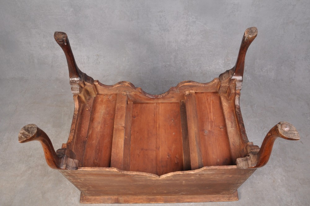 Fine Early 18th Century Walnut Lowboy View XV