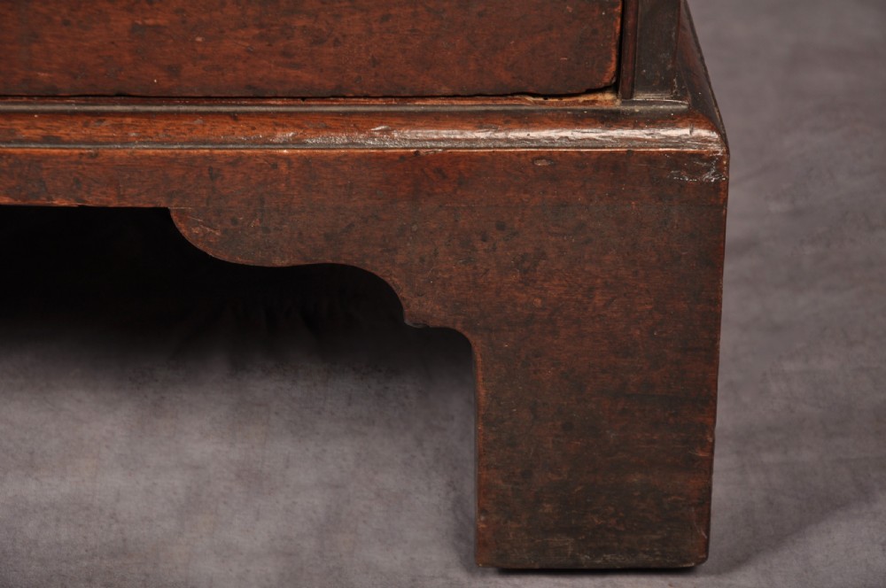 Early 18th Century Mahogany Chest Of Drawers View V