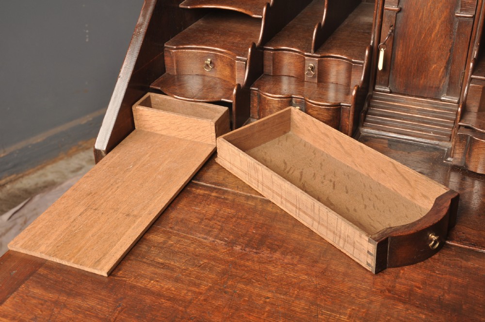 A Fine Early 18th Century Oak Bureau Of Small Proportions View X