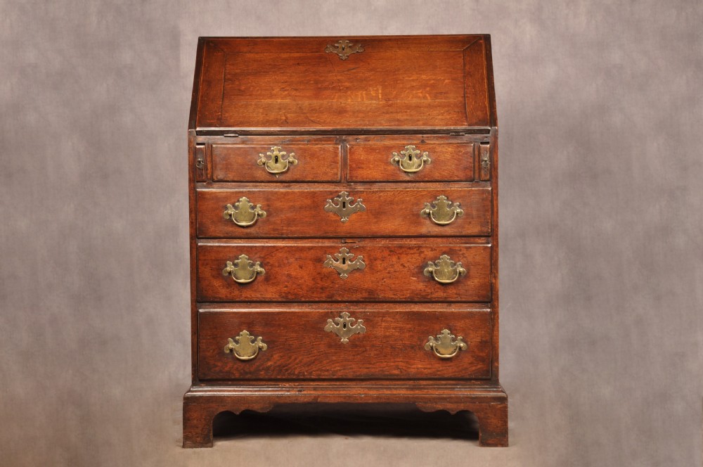 A Fine Early 18th Century Oak Bureau Of Small Proportions View XIV