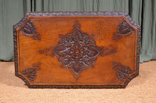 A VICTORIAN WALNUT SPLAY LEG OCCASIONAL TABLE WITH CHIP CARVED GOTHIC DECORATION C1870 - ADDITIONAL PHOTO 3