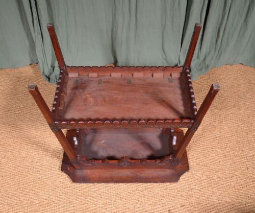A VICTORIAN WALNUT SPLAY LEG OCCASIONAL TABLE WITH CHIP CARVED GOTHIC DECORATION C1870 - ADDITIONAL PHOTO 6