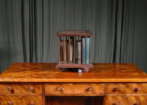 A SMALL EDWARDIAN OAK AND BRASS TABLETOP REVOLVING BOOKCASE C1905 - ADDITIONAL PHOTO 1