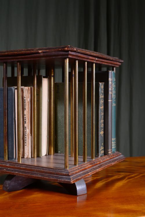 A SMALL EDWARDIAN OAK AND BRASS TABLETOP REVOLVING BOOKCASE C1905 - ADDITIONAL PHOTO 3