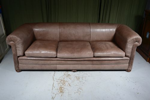 A LARGE EDWARDIAN LIGHT BROWN LEATHER THREE SEATER CHESTERFIELD SOFA C1910 - ADDITIONAL PHOTO 1