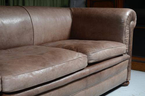 A LARGE EDWARDIAN LIGHT BROWN LEATHER THREE SEATER CHESTERFIELD SOFA C1910 - ADDITIONAL PHOTO 2