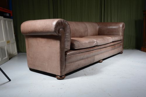 A LARGE EDWARDIAN LIGHT BROWN LEATHER THREE SEATER CHESTERFIELD SOFA C1910 - ADDITIONAL PHOTO 3