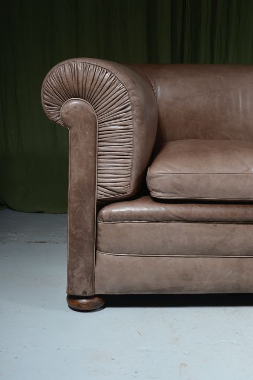 A LARGE EDWARDIAN LIGHT BROWN LEATHER THREE SEATER CHESTERFIELD SOFA C1910 - ADDITIONAL PHOTO 4