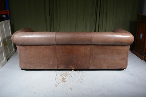 A LARGE EDWARDIAN LIGHT BROWN LEATHER THREE SEATER CHESTERFIELD SOFA C1910 - ADDITIONAL PHOTO 5