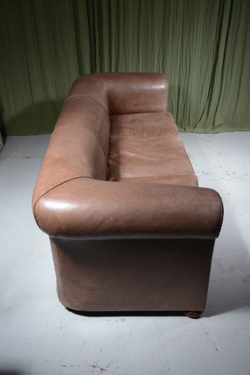 A LARGE EDWARDIAN LIGHT BROWN LEATHER THREE SEATER CHESTERFIELD SOFA C1910 - ADDITIONAL PHOTO 6