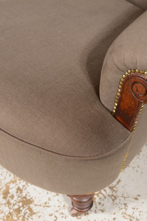 A VICTORIAN WALNUT EASY ARMCHAIR IN GREY HERRINGBONE UPHOLSTERY C1890 - ADDITIONAL PHOTO 5
