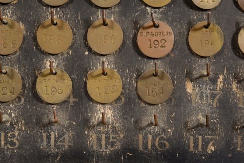 AN UNUSUAL VICTORIAN HAND PAINTED NUMBER BOARD KEY RACK C1880 - ADDITIONAL PHOTO 2