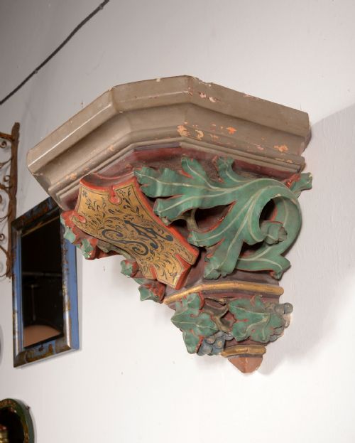 A 19TH CENTURY PAINTED PLASTER CORBEL OR WALL BRACKET WITH GILT ARMORIAL 'SA' C1860 - ADDITIONAL PHOTO 3