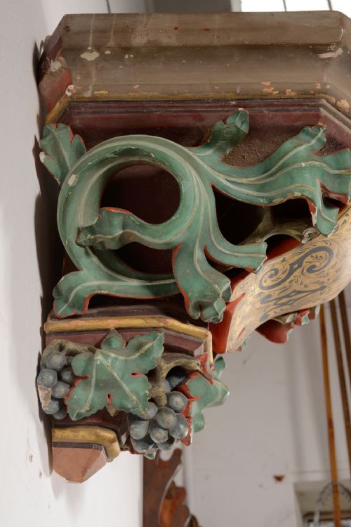 A 19TH CENTURY PAINTED PLASTER CORBEL OR WALL BRACKET WITH GILT ARMORIAL 'SA' C1860 - ADDITIONAL PHOTO 7
