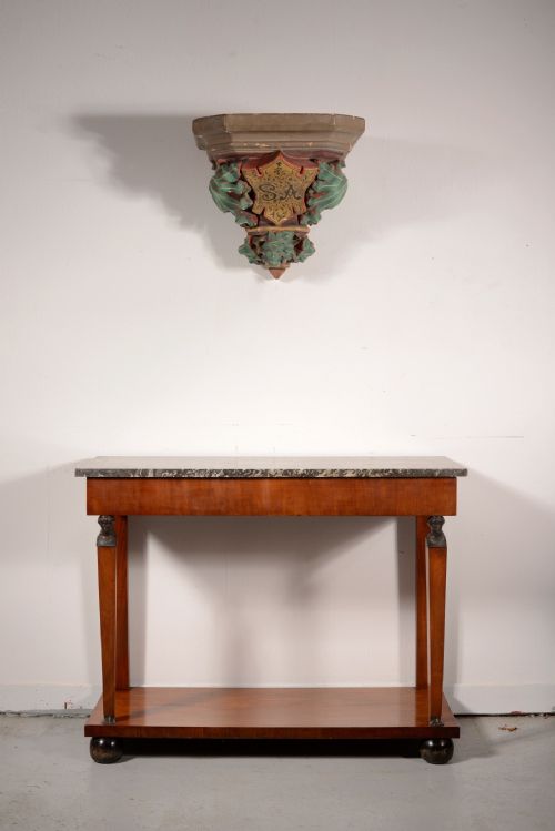 A 19TH CENTURY PAINTED PLASTER CORBEL OR WALL BRACKET WITH GILT ARMORIAL 'SA' C1860 - ADDITIONAL PHOTO 9