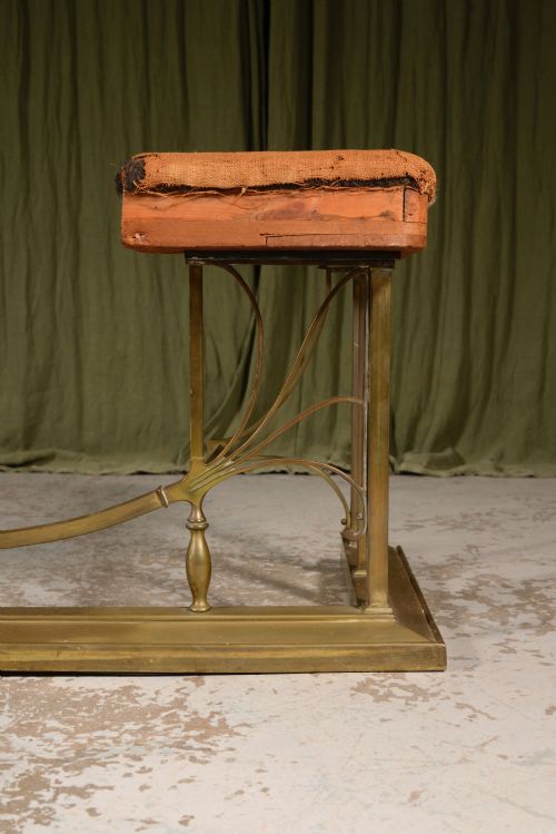 AN EDWARDIAN BRASS CLUB FENDER BY WILLIAM TONKS SONS C1905 - ADDITIONAL PHOTO 2