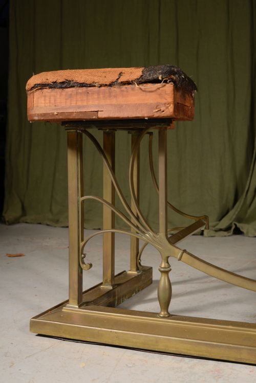 AN EDWARDIAN BRASS CLUB FENDER BY WILLIAM TONKS SONS C1905 - ADDITIONAL PHOTO 3