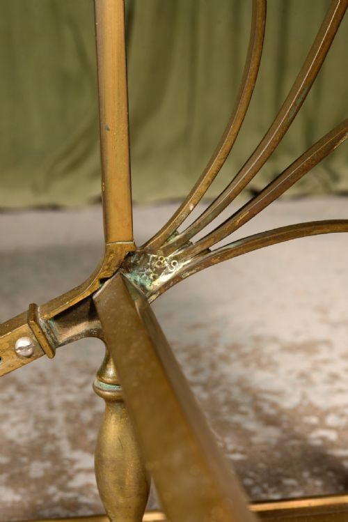 AN EDWARDIAN BRASS CLUB FENDER BY WILLIAM TONKS SONS C1905 - ADDITIONAL PHOTO 8