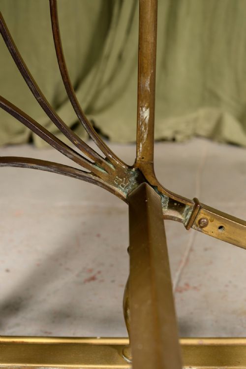 AN EDWARDIAN BRASS CLUB FENDER BY WILLIAM TONKS SONS C1905 - ADDITIONAL PHOTO 9