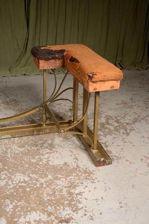 AN EDWARDIAN BRASS CLUB FENDER BY WILLIAM TONKS SONS C1905 - ADDITIONAL PHOTO 10