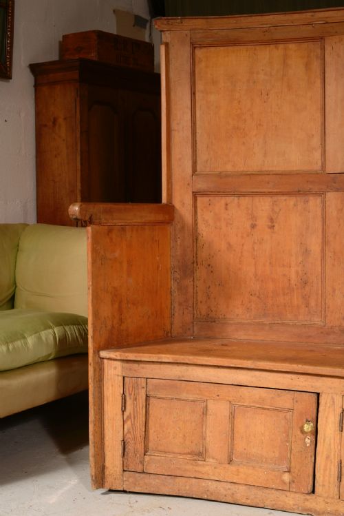 A LARGE VICTORIAN PINE BACON TAVERN SETTLE C1860 - ADDITIONAL PHOTO 3