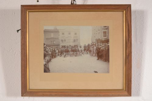 A VINTAGE FRAMED SOMERSET HUNTING PHOTOGRAPH THE BLACKMORE VALE HOUNDS AT WINCANTON BOXING DAY 1923 - ADDITIONAL PHOTO 1