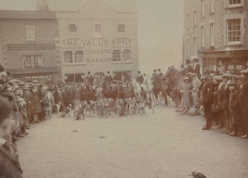 A VINTAGE FRAMED SOMERSET HUNTING PHOTOGRAPH THE BLACKMORE VALE HOUNDS AT WINCANTON BOXING DAY 1923 - ADDITIONAL PHOTO 2