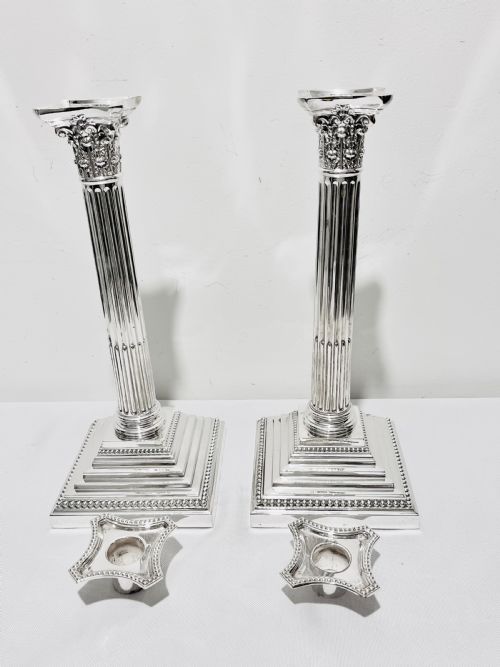 TRADITIONAL PAIR OF ANTIQUE SILVER PLATED CORINTHIAN COLUMN CANDLESTICKS C1880 - ADDITIONAL PHOTO 4