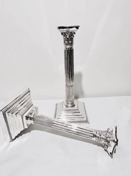 TRADITIONAL PAIR OF ANTIQUE SILVER PLATED CORINTHIAN COLUMN CANDLESTICKS C1880 - ADDITIONAL PHOTO 5
