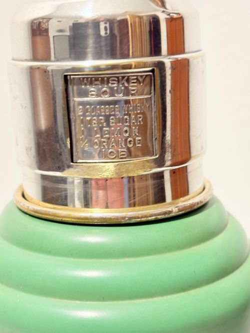 MASTER INCOLOR COCKTAIL SHAKER GREEN BAKELITE AND SILVER PLATED C1935 - ADDITIONAL PHOTO 2
