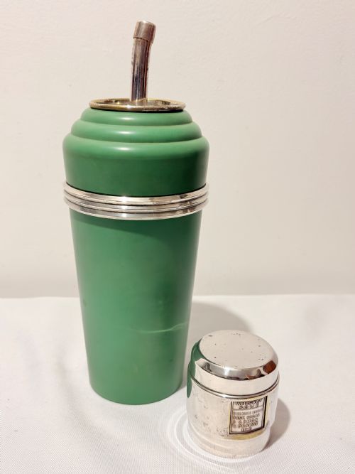 MASTER INCOLOR COCKTAIL SHAKER GREEN BAKELITE AND SILVER PLATED C1935 - ADDITIONAL PHOTO 3