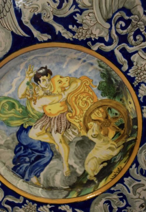 PAIR OF LARGE MAIOLICA CHARGERS - ADDITIONAL PHOTO 1
