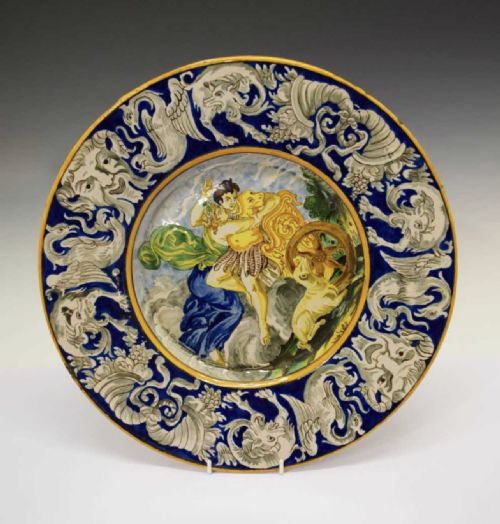 PAIR OF LARGE MAIOLICA CHARGERS - ADDITIONAL PHOTO 3