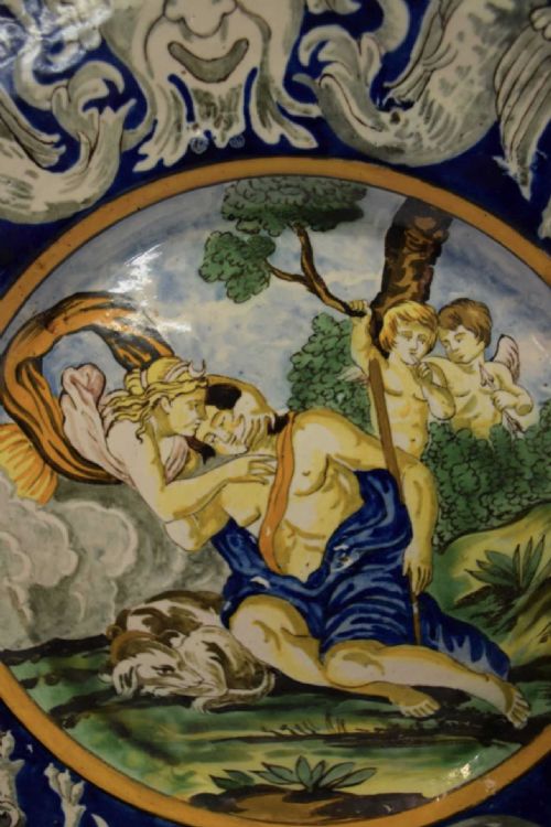 PAIR OF LARGE MAIOLICA CHARGERS - ADDITIONAL PHOTO 6